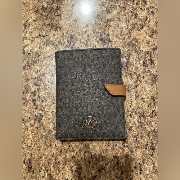 Michael Kors Heritage Medium Logo Passport Wallet - Picture 2 of 9